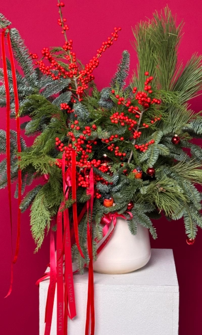 Зимняя хвойная композиция в керамическом кашпо и снегирями 