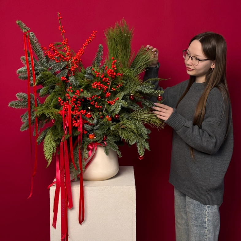 Зимняя хвойная композиция в керамическом кашпо и снегирями 