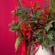 Зимняя хвойная композиция в керамическом кашпо и снегирями  3