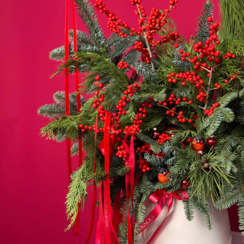 Зимняя хвойная композиция в керамическом кашпо и снегирями 