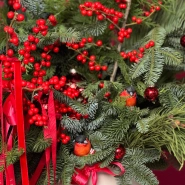 Зимняя хвойная композиция в керамическом кашпо и снегирями  2