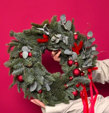 Новогодний венок из еловых веток