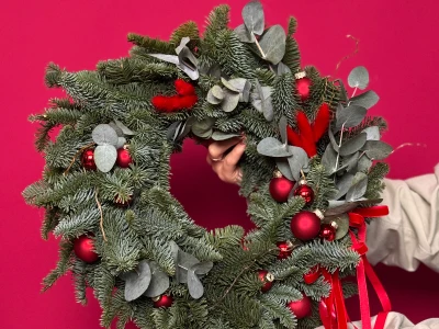 Новогодний венок из еловых веток
