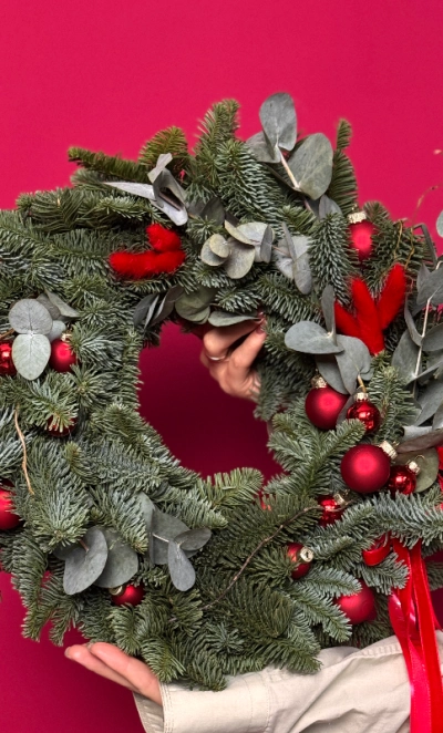 Новогодний венок из еловых веток