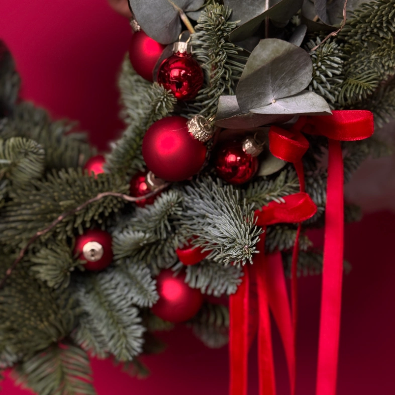 Новогодний венок из еловых веток