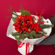 Яркий букет с алыми амариллисами и хвоей 1