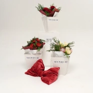 Яркий букет с алыми амариллисами и хвоей 3