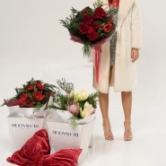 Яркий букет с алыми амариллисами и хвоей 4