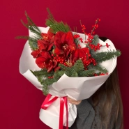 Яркий букет с алыми амариллисами и хвоей 0