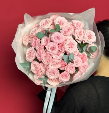 Букет с кустовыми розами и эвкалиптом