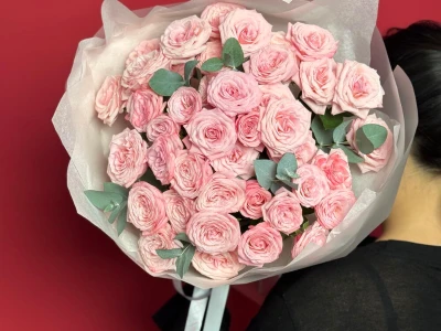 Букет с кустовыми розами и эвкалиптом