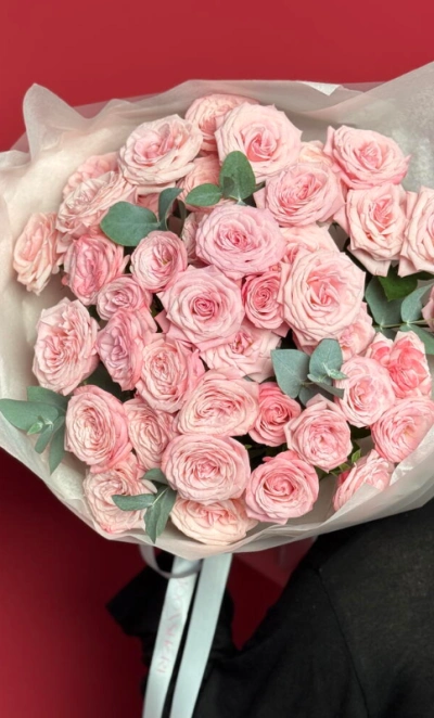 Букет с кустовыми розами и эвкалиптом