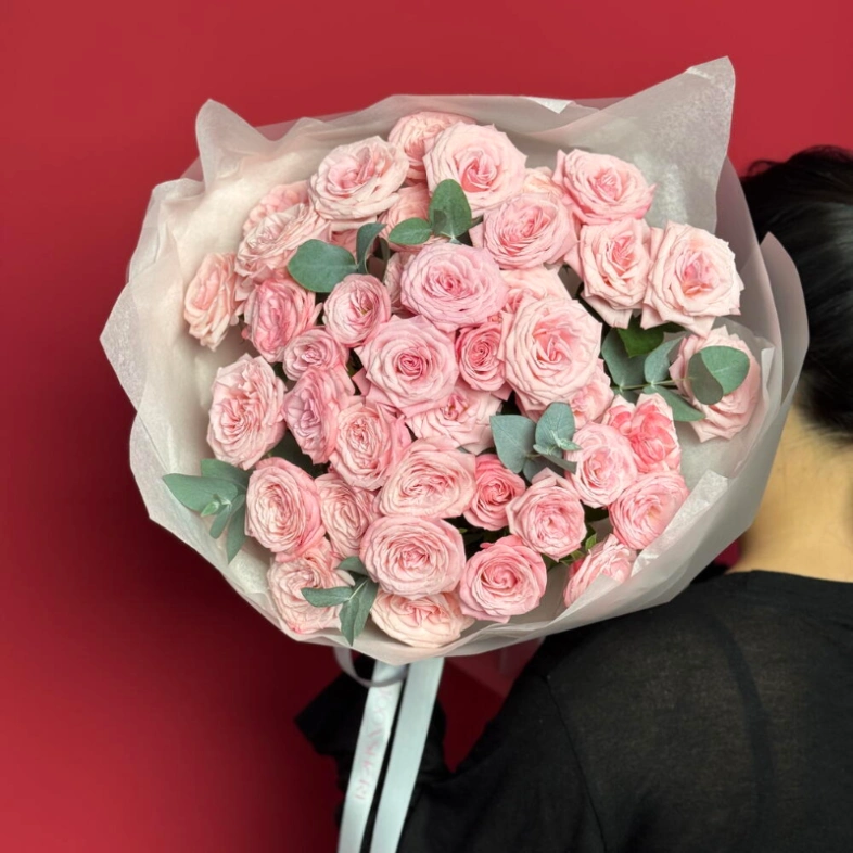 Букет с кустовыми розами и эвкалиптом