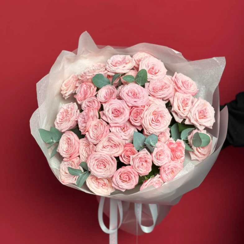 Букет с кустовыми розами и эвкалиптом