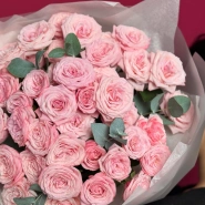 Букет с кустовыми розами и эвкалиптом 3