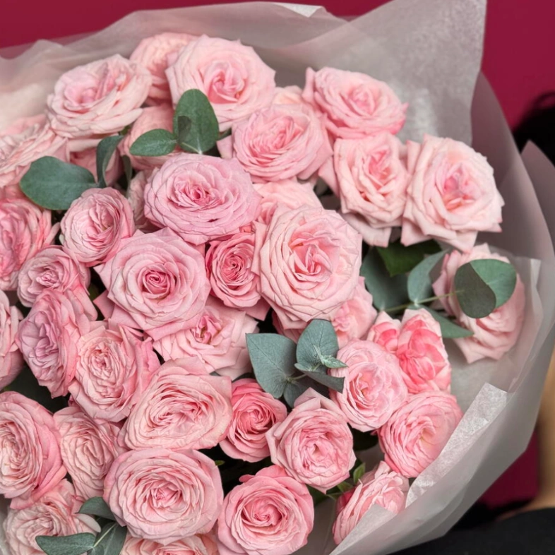 Букет с кустовыми розами и эвкалиптом