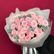 Букет с кустовыми розами и эвкалиптом 4