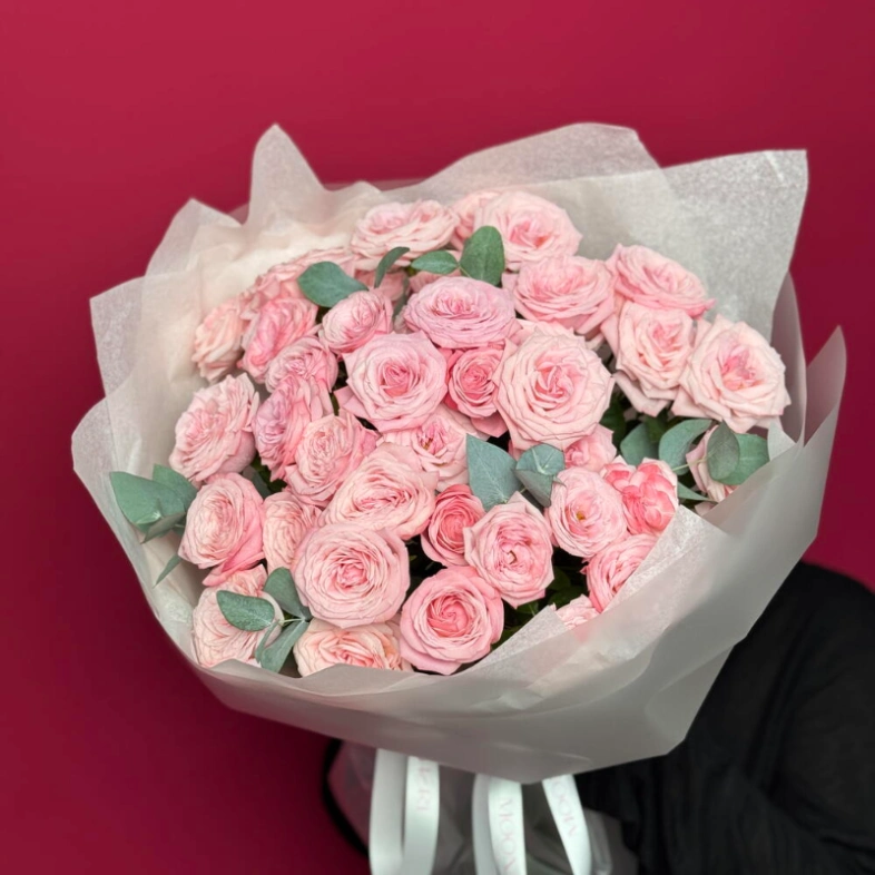 Букет с кустовыми розами и эвкалиптом