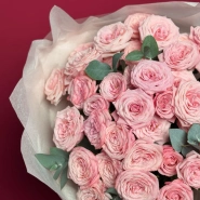 Букет с кустовыми розами и эвкалиптом 2