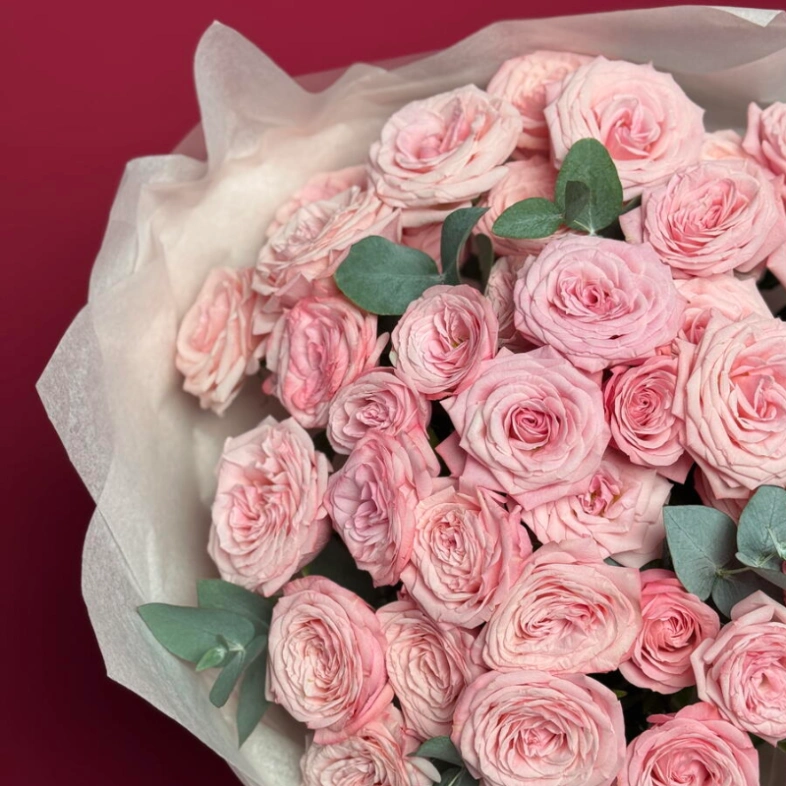 Букет с кустовыми розами и эвкалиптом