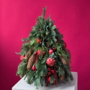 Елка из нобилиса с уникальными игрушками 0