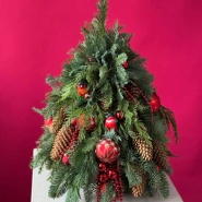 Елка из нобилиса с уникальными игрушками 3
