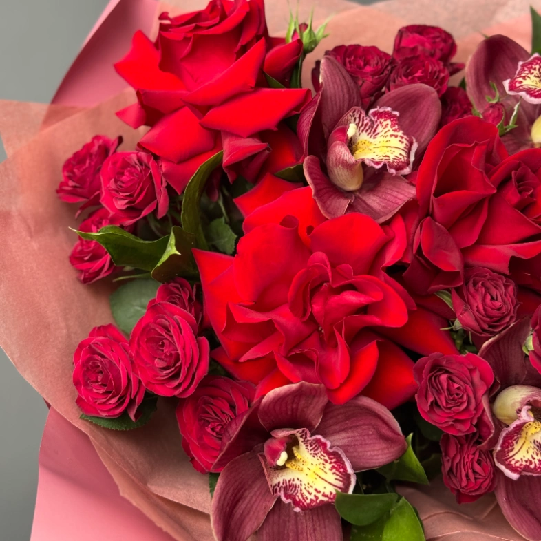 Букет с розами и орхидеями