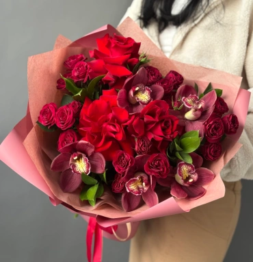 Букет с розами и орхидеями