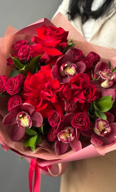 Букет с розами и орхидеями