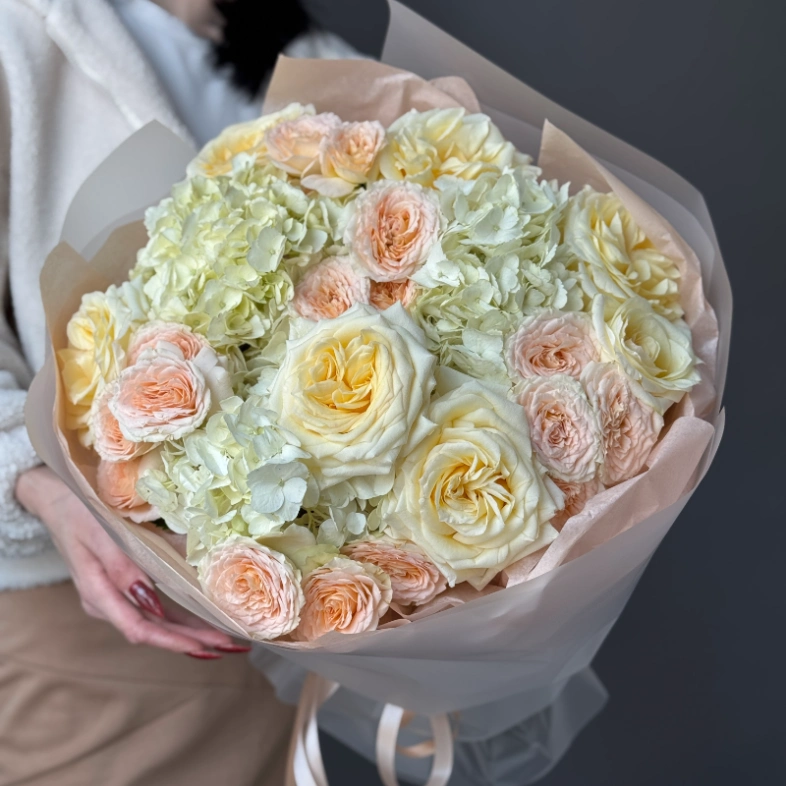 Нежный букет с пионовидными розами и кустовыми розами Павлова