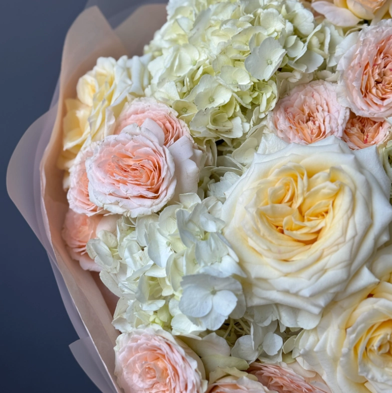 Нежный букет с пионовидными розами и кустовыми розами Павлова