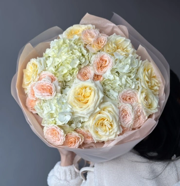 Нежный букет с пионовидными розами и кустовыми розами Павлова