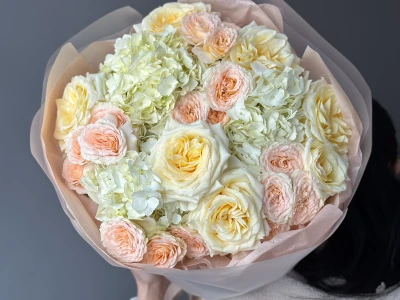 Нежный букет с пионовидными розами и кустовыми розами Павлова