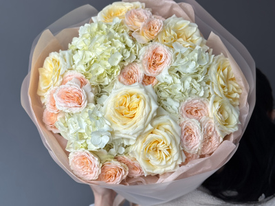 Нежный букет с пионовидными розами и кустовыми розами Павлова