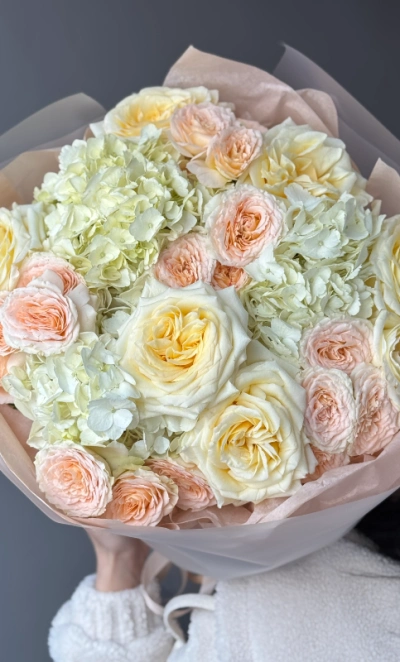 Нежный букет с пионовидными розами и кустовыми розами Павлова