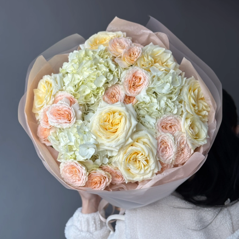 Нежный букет с пионовидными розами и кустовыми розами Павлова