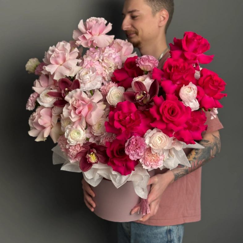 Огромная композиция с французскими розами и ранункулусами