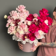 Огромная композиция с французскими розами и ранункулусами 0