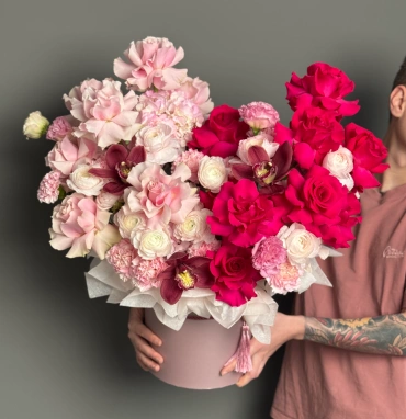 Огромная композиция с французскими розами и ранункулусами