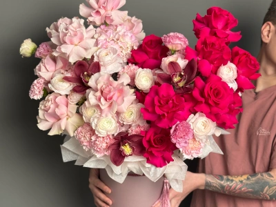 Огромная композиция с французскими розами и ранункулусами