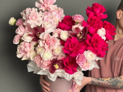 Огромная композиция с французскими розами и ранункулусами