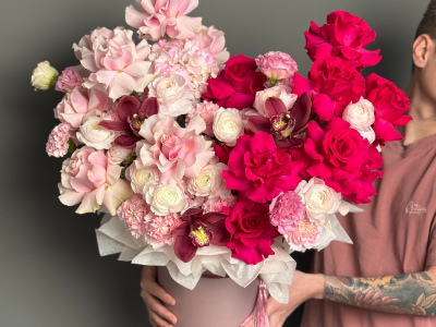 Огромная композиция с французскими розами и ранункулусами