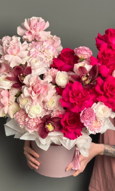 Огромная композиция с французскими розами и ранункулусами