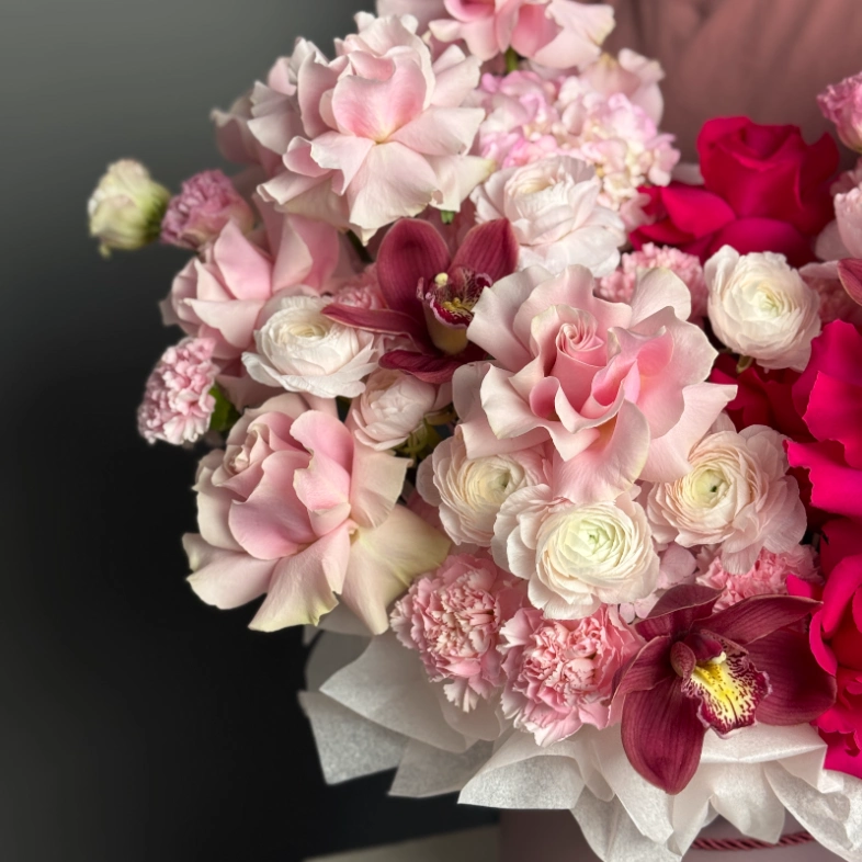 Огромная композиция с французскими розами и ранункулусами