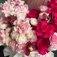 Огромная композиция с французскими розами и ранункулусами 3