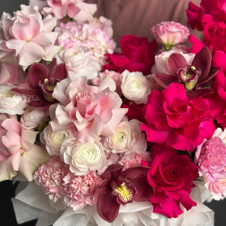 Огромная композиция с французскими розами и ранункулусами