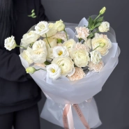 Нежный зимний букет: ранункулюс, эустома, диантус 0