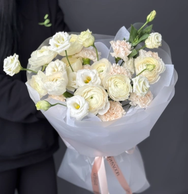 Нежный зимний букет: ранункулюс, эустома, диантус