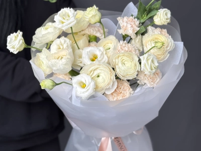 Нежный зимний букет: ранункулюс, эустома, диантус