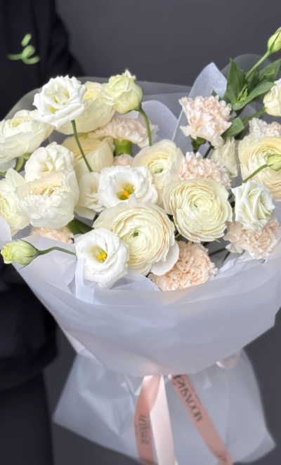 Нежный зимний букет: ранункулюс, эустома, диантус